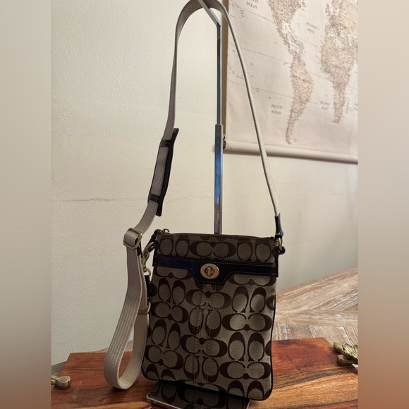 Coach Signature Crossbody Bag Purse with  Turnlock - Picture 1 of 16